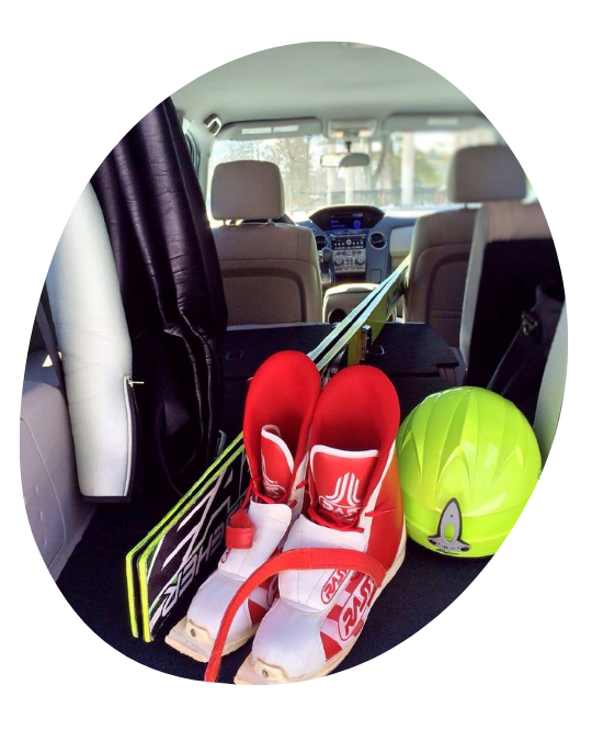 Des affaires de ski dans un taxi.
